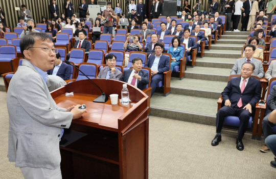민경우 대안연대 공동대표가 3일 오후 국회에서 열린 국민의힘 의원총회에서 괴담·선동의 유포 경로와 이에 대한 대응 전략에 대해 강연하고 있다. 민 공동대표는 이적단체인 조국통일범민족연합 사무처장 출신으로, '광우병 사태' 이후 사상 전향을 선언하고 주사파와 운동권을 비판하는 시민사회 활동을 해왔다.<연합뉴스>